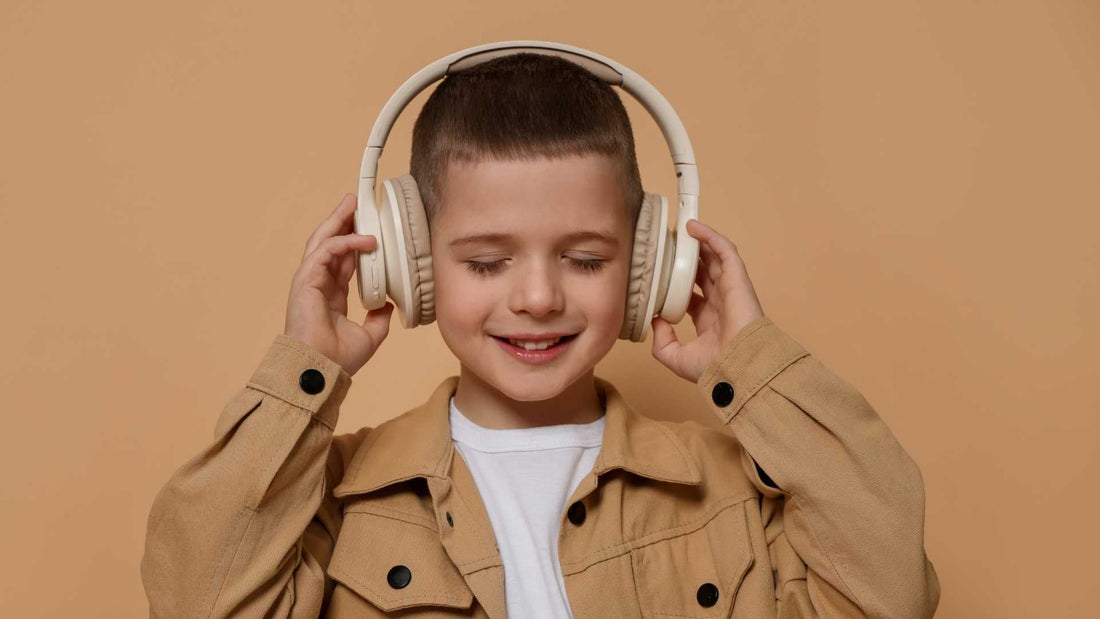 Enfant écoutant une histoire audio dans son casque