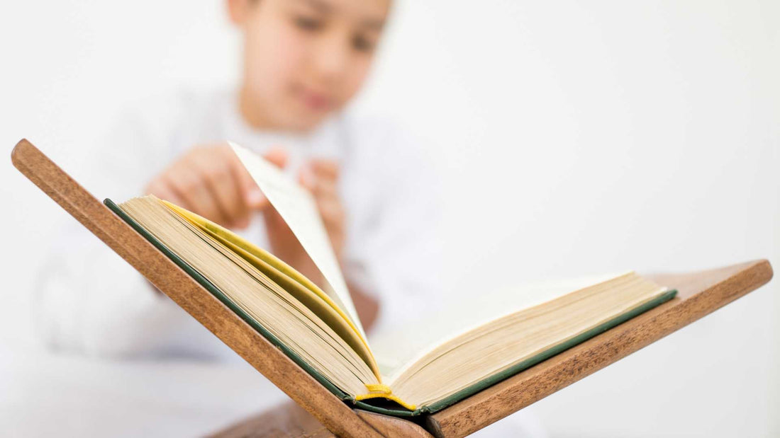 Enfant lisant un livre