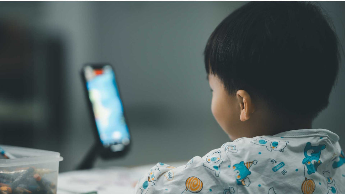 Enfant regardant un écran