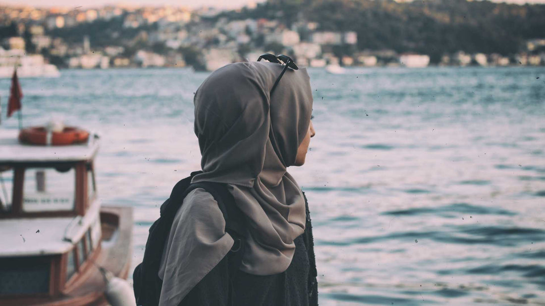 Femme regardant à l'horizon au bord de mer