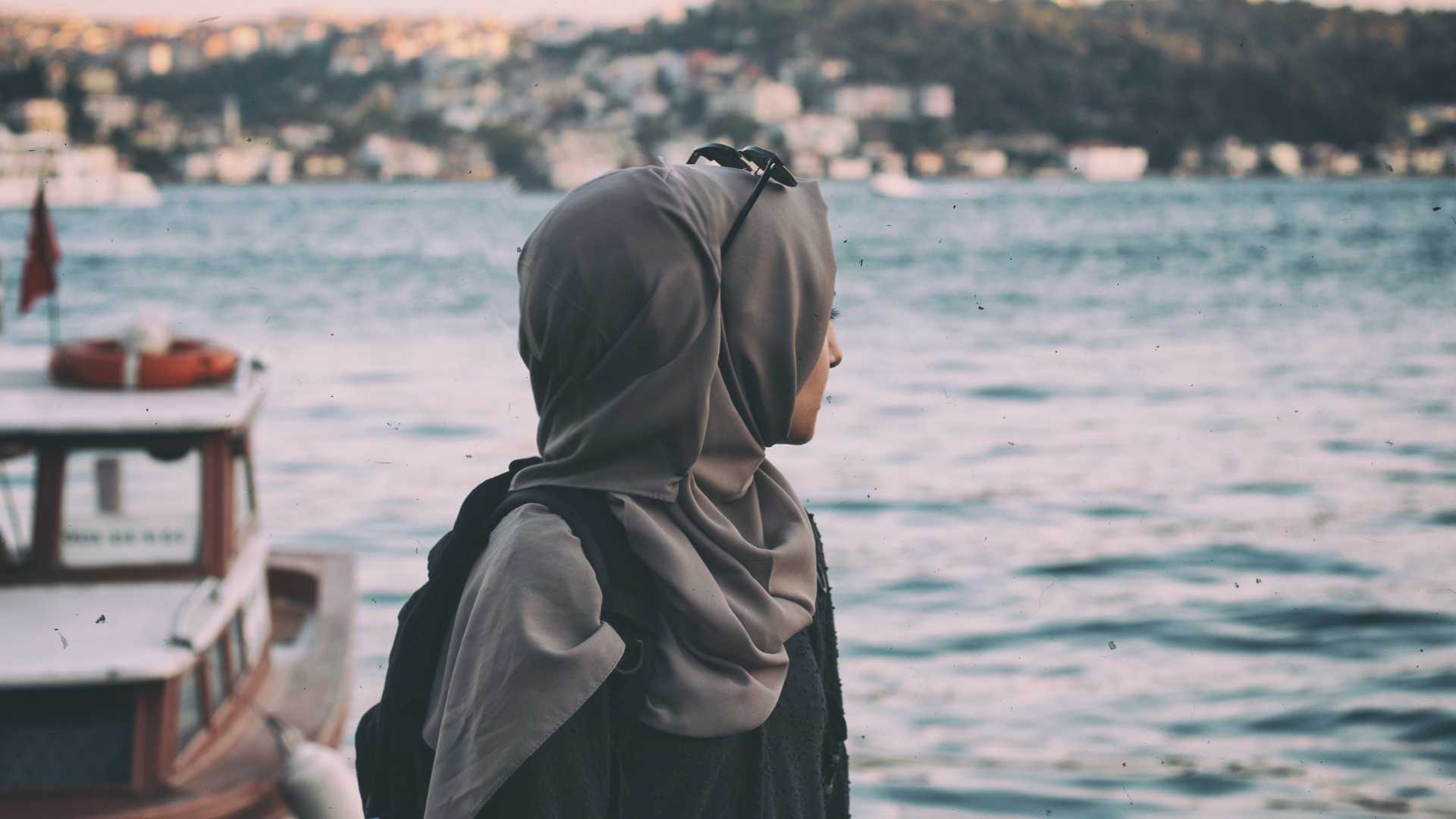 Femme regardant à l'horizon au bord de mer