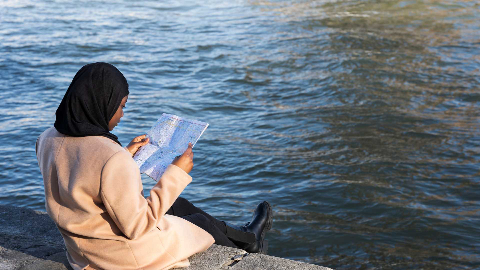 Femme lisant au bord de mer