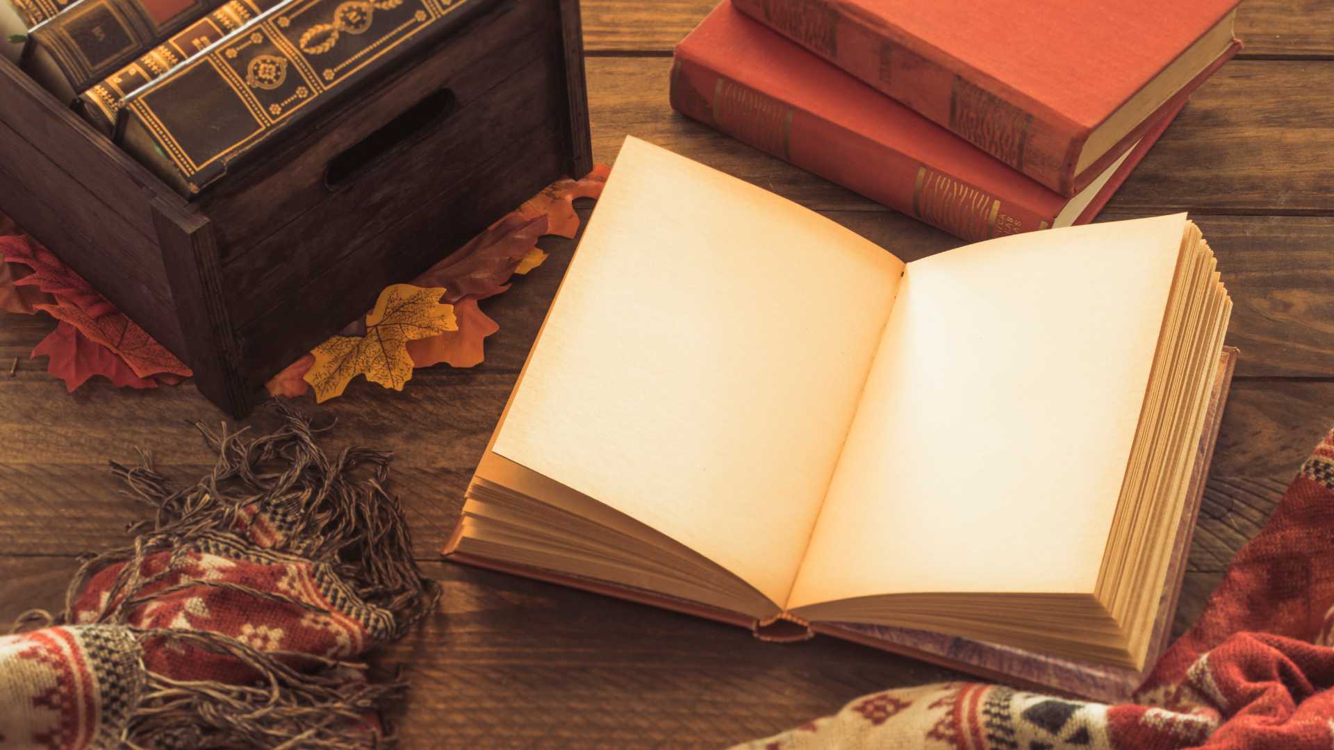 Livre ouvert sur table en bois