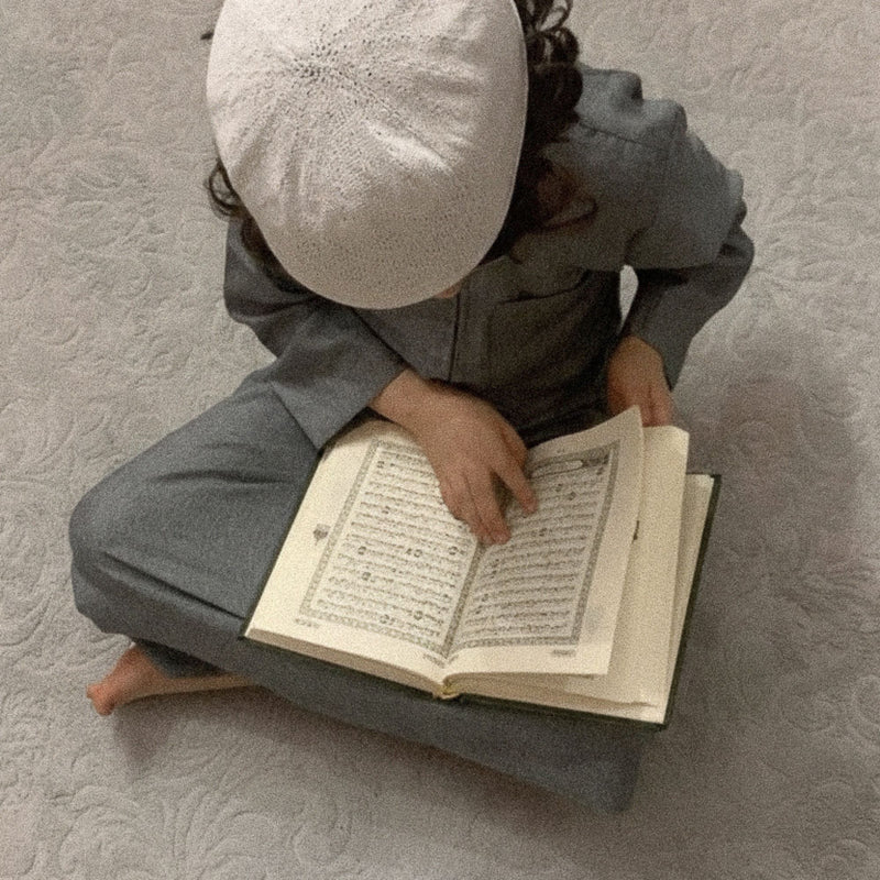 Enfant lisant le Coran
